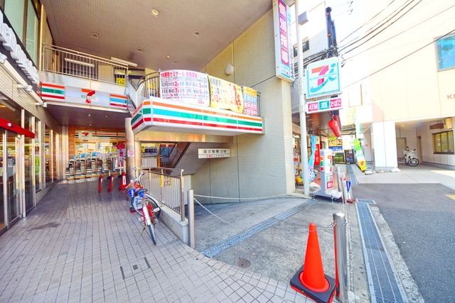 コンビニ　セブンイレブン横浜鴨居駅前店（コンビニ）まで613m