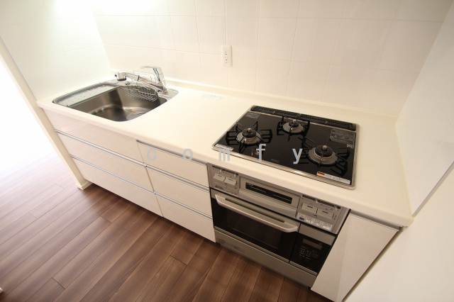 キッチン　グリル付き３口ガスキッチン