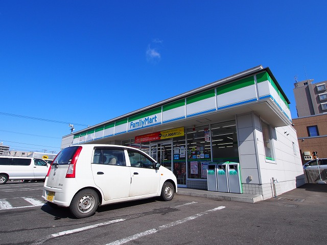 コンビニ　ファミリーマート札幌南郷通1丁目店（コンビニ）まで300m