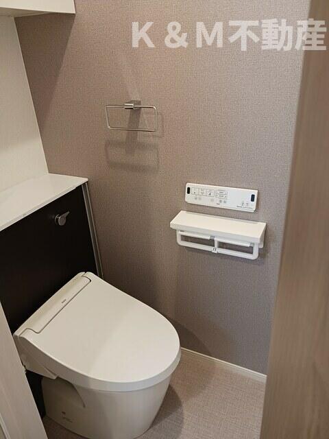 トイレ　落ち着いた色調のトイレです