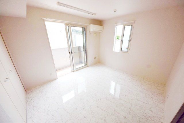 居室・リビング　★明るいお部屋が一番ですね★※中部屋は側面に窓はありません