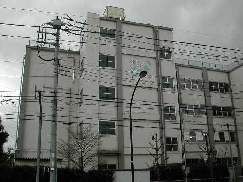 中学校　足立区立西新井中学校（中学校）まで495m