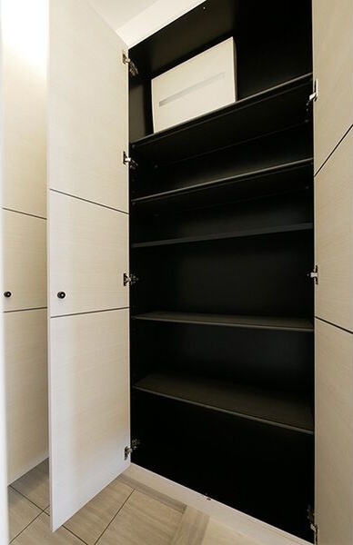 玄関　※写真は同じマンションの違う部屋のものになります。