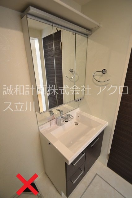 洗面設備　洗濯機架台は撤去致します。