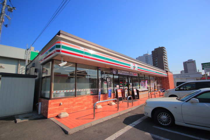 コンビニ　セブンイレブン 東松戸駅前店（コンビニ）まで203m