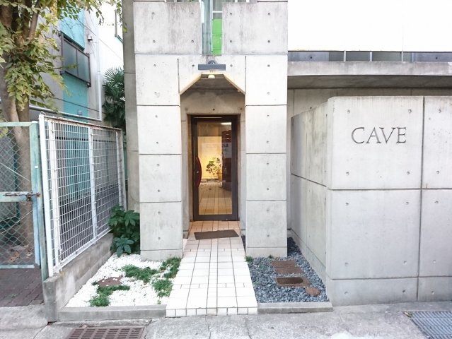エントランス　コンクリート打ちっ放しのおしゃれな外観です。