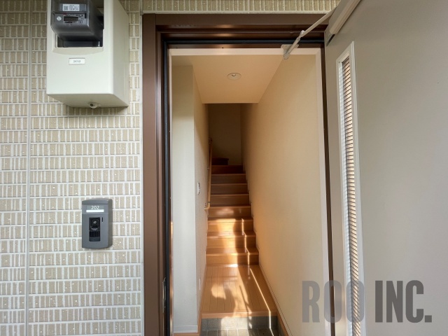 玄関　写真は反転のお部屋です