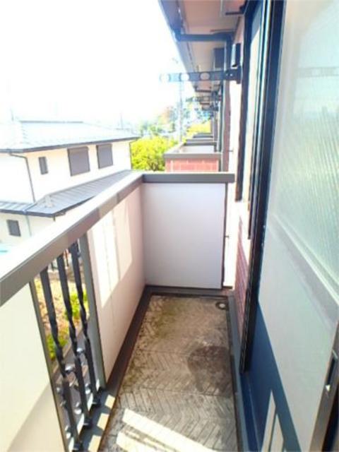 バルコニー　上部に物干し置けます