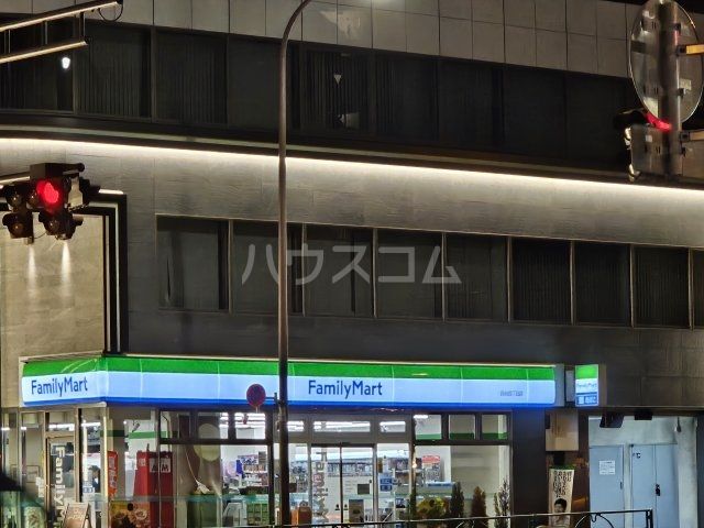 コンビニ　ファミリーマート 四谷四丁目店（コンビニ）まで137m
