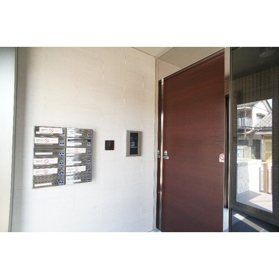 その他　共用エントランスにはオートロックあり