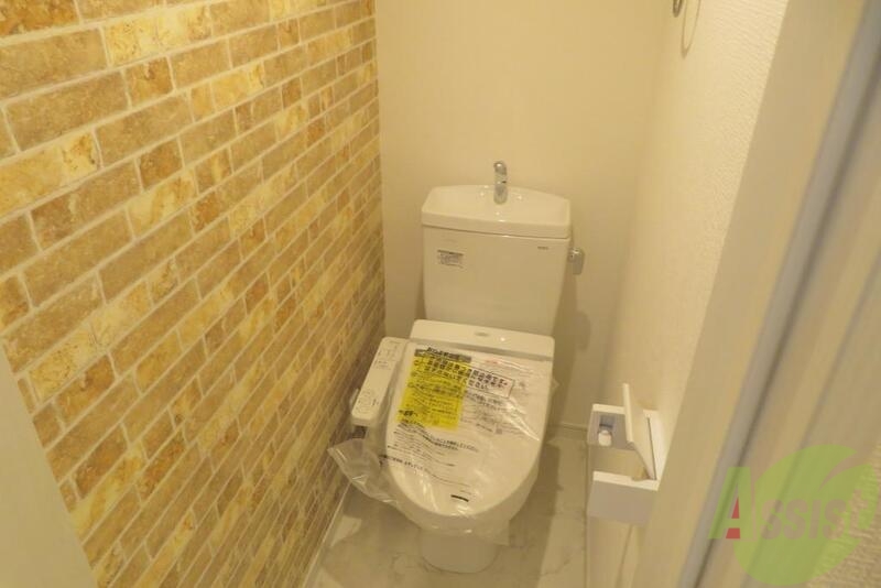 トイレ　トイレの壁はちょっとオシャレな感じになってます。