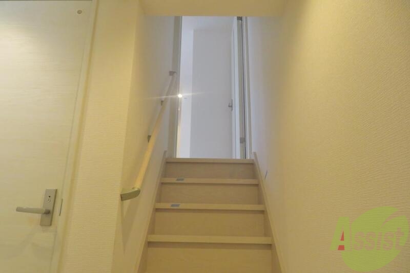 玄関　玄関からはこの階段を昇ってお部屋に入ってくださいねー。