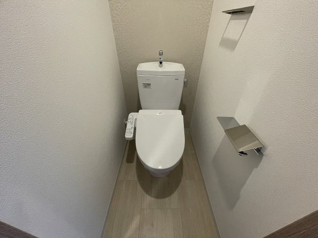 トイレ　落ち着いた色調のトイレです