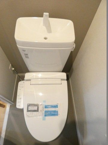 トイレ　温水洗浄便座付きのトイレです。