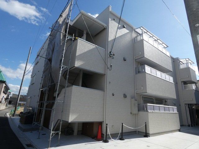 建物外観　3階建ての建物です。