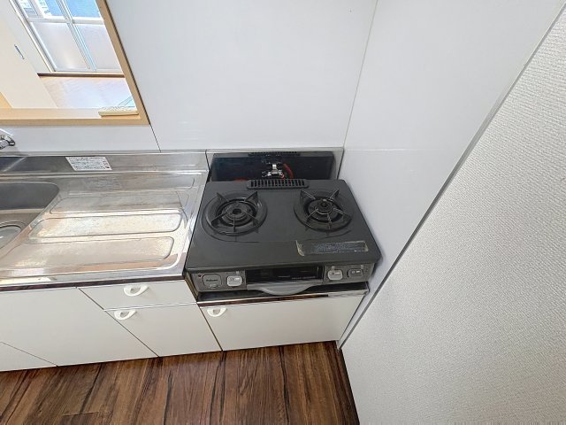 キッチン　掲載写真は同型モデルを掲載しており実際のお部屋と仕様等が異な