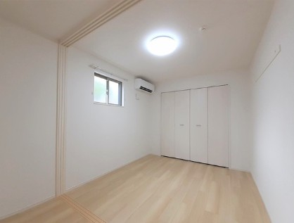 その他部屋・スペース　開放的な寝室です