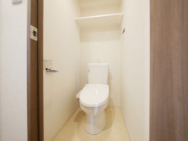 トイレ　落ち着いた色調のトイレです