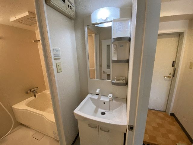 洗面設備　明るい洗面所です