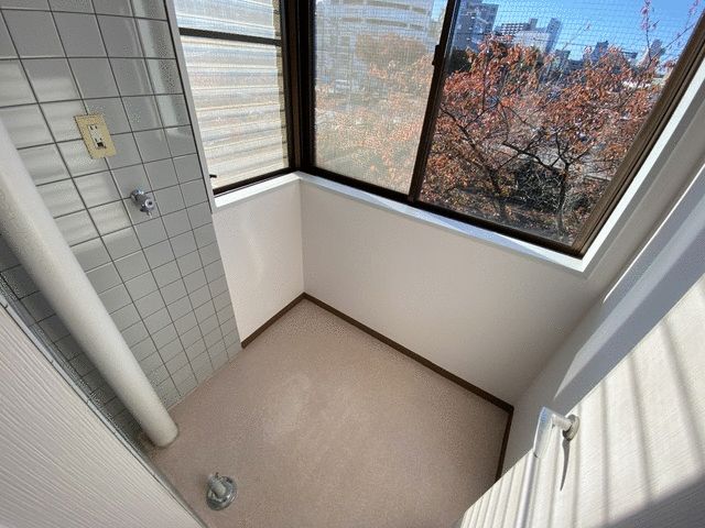 バルコニー　洗濯機置き場