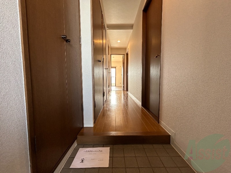 玄関　玄関から撮影しました。明るい印象ですね。