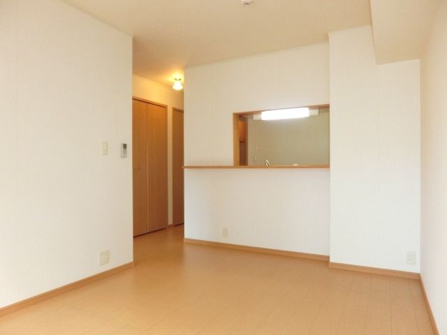 その他部屋・スペース　バルコニー側からのお部屋です