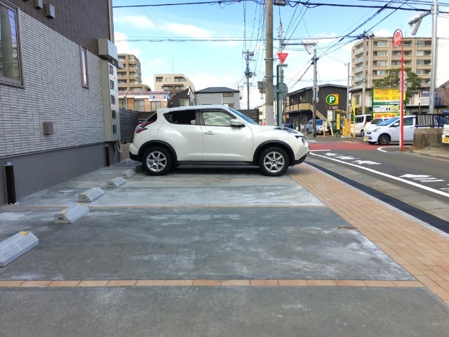 駐車場　敷地内に駐車場完備！