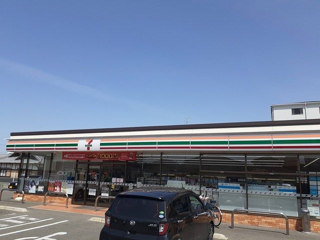 コンビニ　セブンイレブン様（コンビニ）まで700m