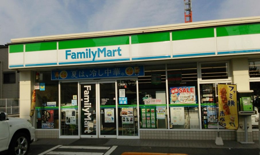 コンビニ　ファミリーマート六町駅前店（コンビニ）まで585m