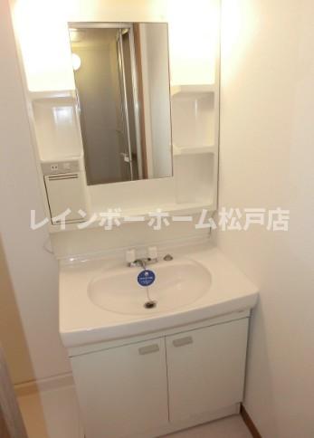 洗面設備　明るい洗面所です
