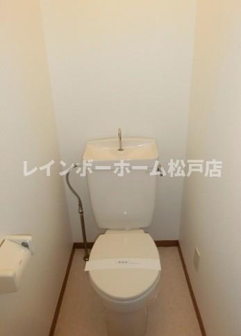 トイレ　落ち着いた色調のトイレです