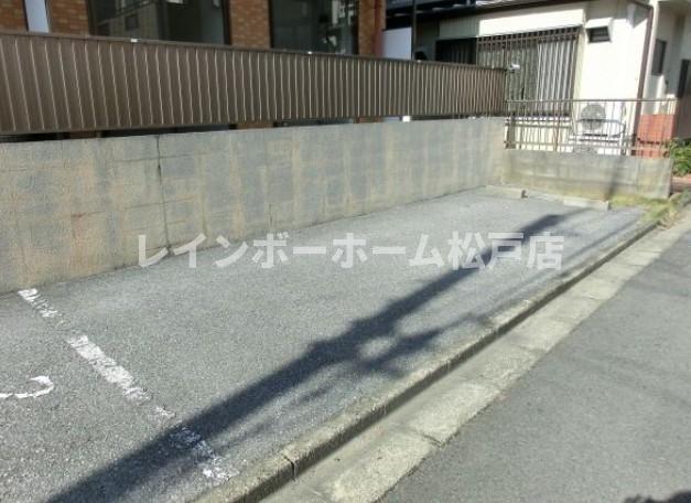駐車場　車をお持ちの方に嬉しい駐車場付きの物件です