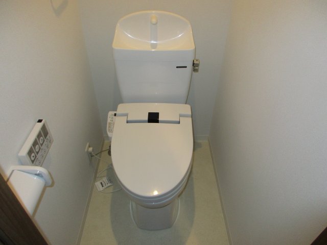トイレ　温水洗浄便座付きのトイレです♪
