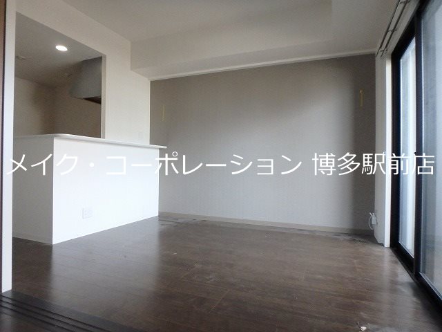 居室・リビング　同物件、別部屋の写真です。