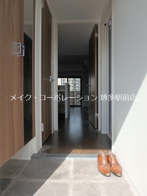玄関　同物件、別部屋の写真です。