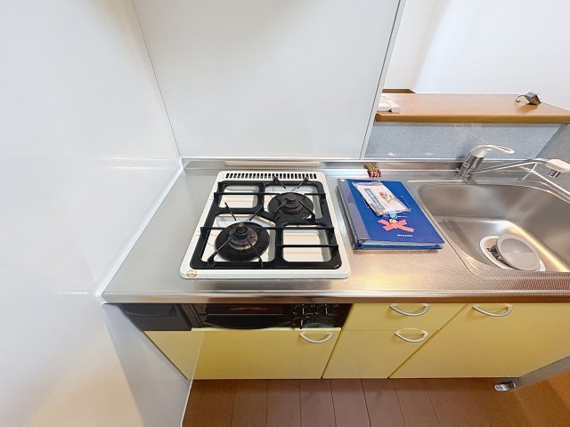 キッチン　掲載写真は同型モデルを掲載しており実際のお部屋と仕様等が異な