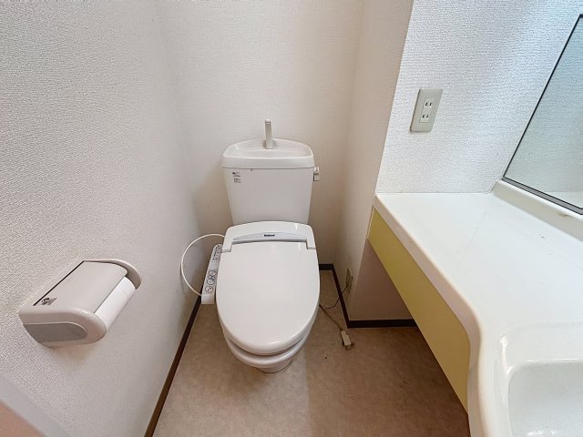 トイレ　掲載写真は同型モデルを掲載しており実際のお部屋と仕様等が異な