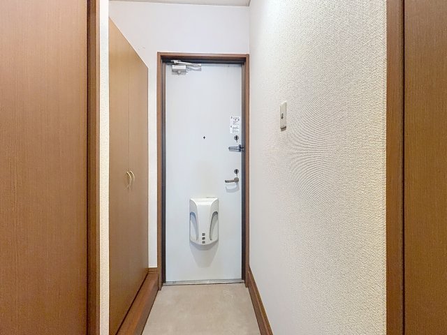玄関　掲載写真は同型モデルを掲載しており実際のお部屋と仕様等が異な