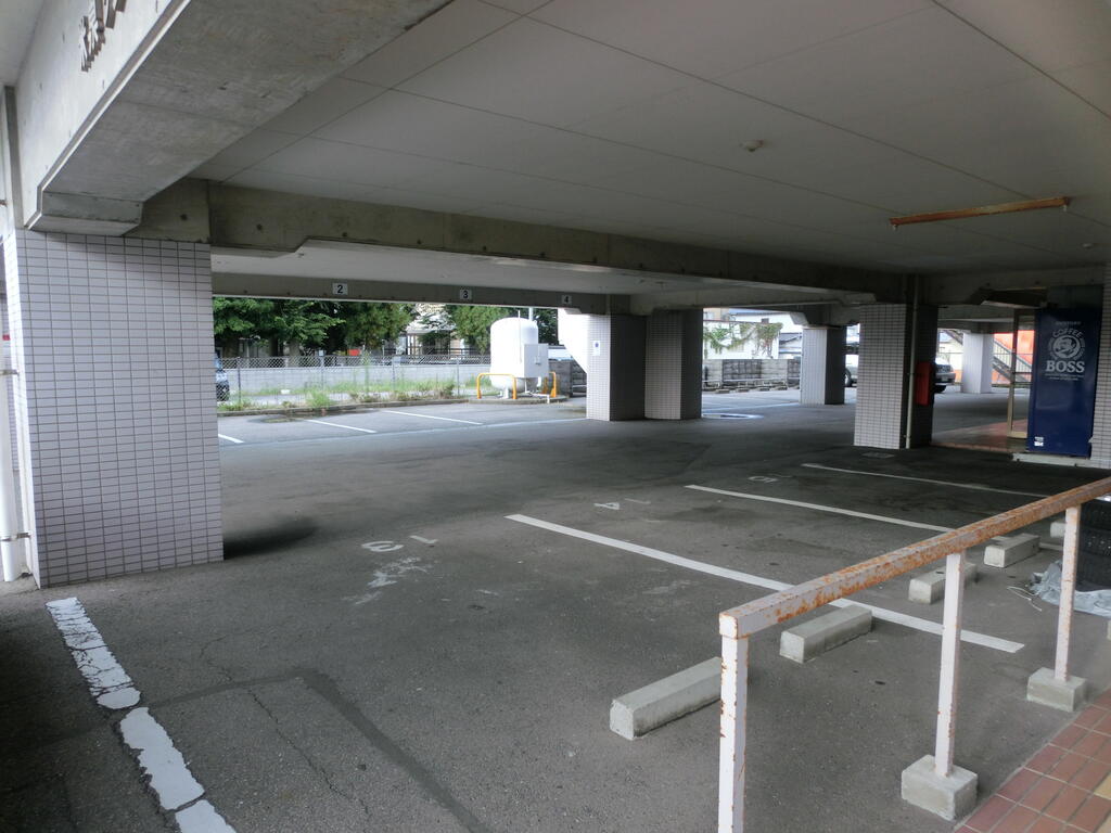 駐車場　敷地内駐車場
