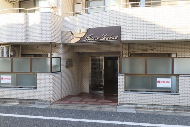 エントランス　落ち着いたエントランスです