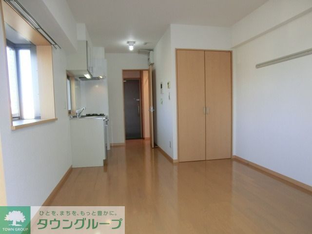 居室・リビング　角部屋です。綺麗なフローリングのワンルーム。