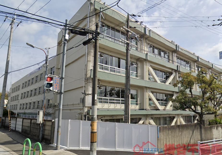 中学校　茨木市立西中学校（中学校）まで940m
