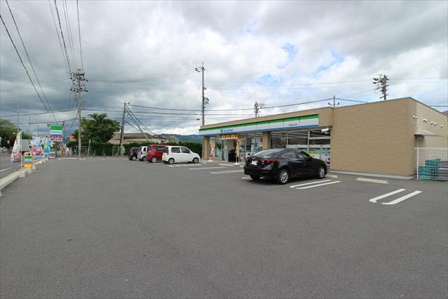 コンビニ　ファミリーマート（コンビニ）まで1367m