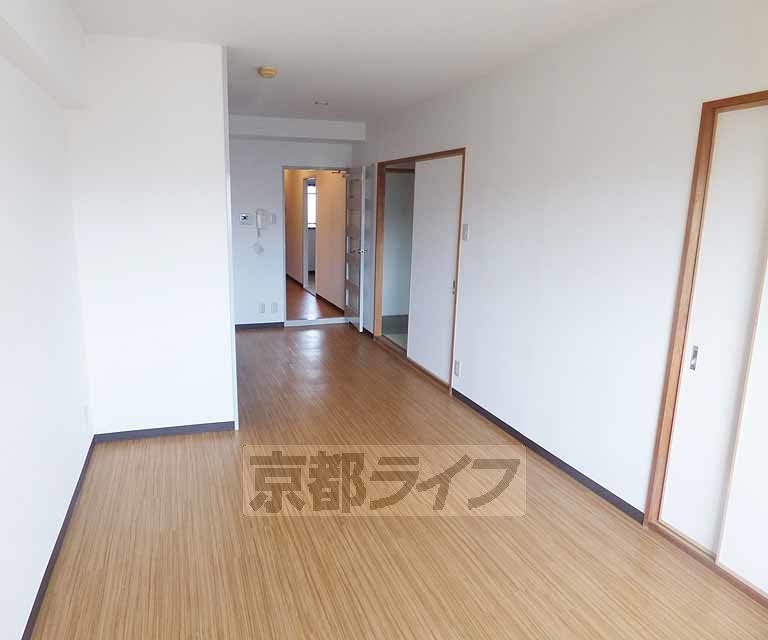 居室・リビング　落ち着いた雰囲気のお部屋です