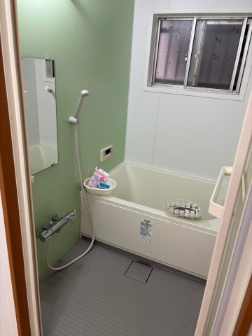 バス・シャワールーム　ゆったりした広さ、窓有りで換気もできます。