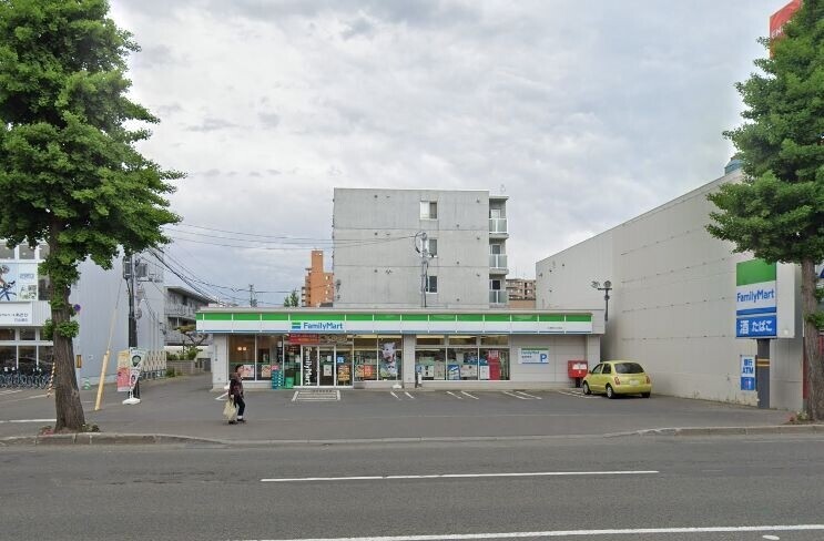 コンビニ　ファミリーマート札幌南12条店（コンビニ）まで102m