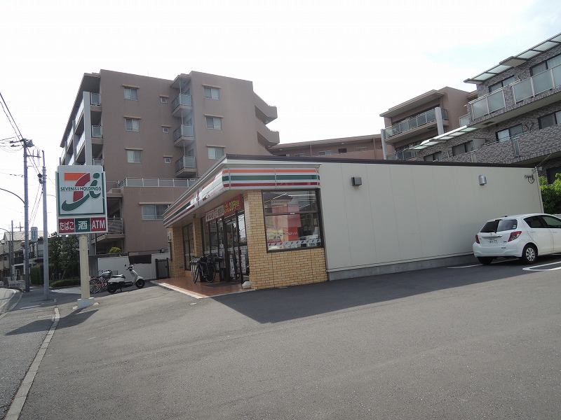 コンビニ　セブンイレブン（コンビニ）まで589m