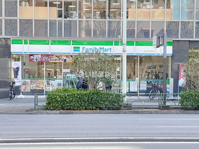コンビニ　ファミリーマート市谷本村町店（コンビニ）まで295m