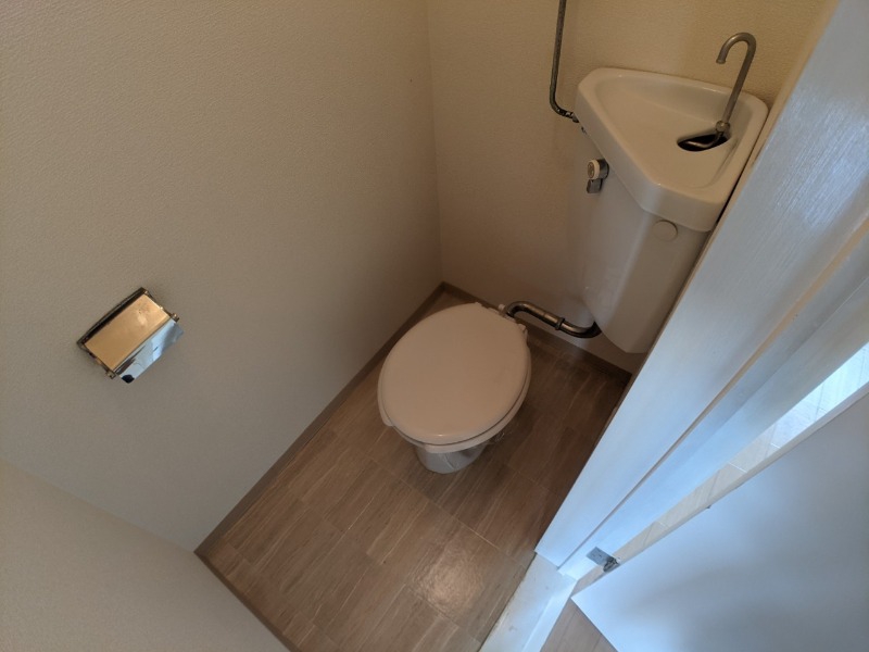 トイレ　こちらはトイレです。清潔感があり、安心して使用できます。