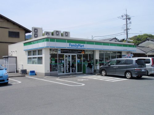 コンビニ　ファミリーマート香芝二上駅前店（コンビニ）まで1051m